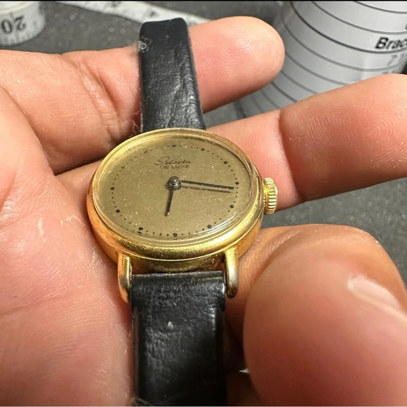 Vintage Selecta De Luxe Mechanical Windup Watch Gold Tone Black Band Working - Picture 4 of 7